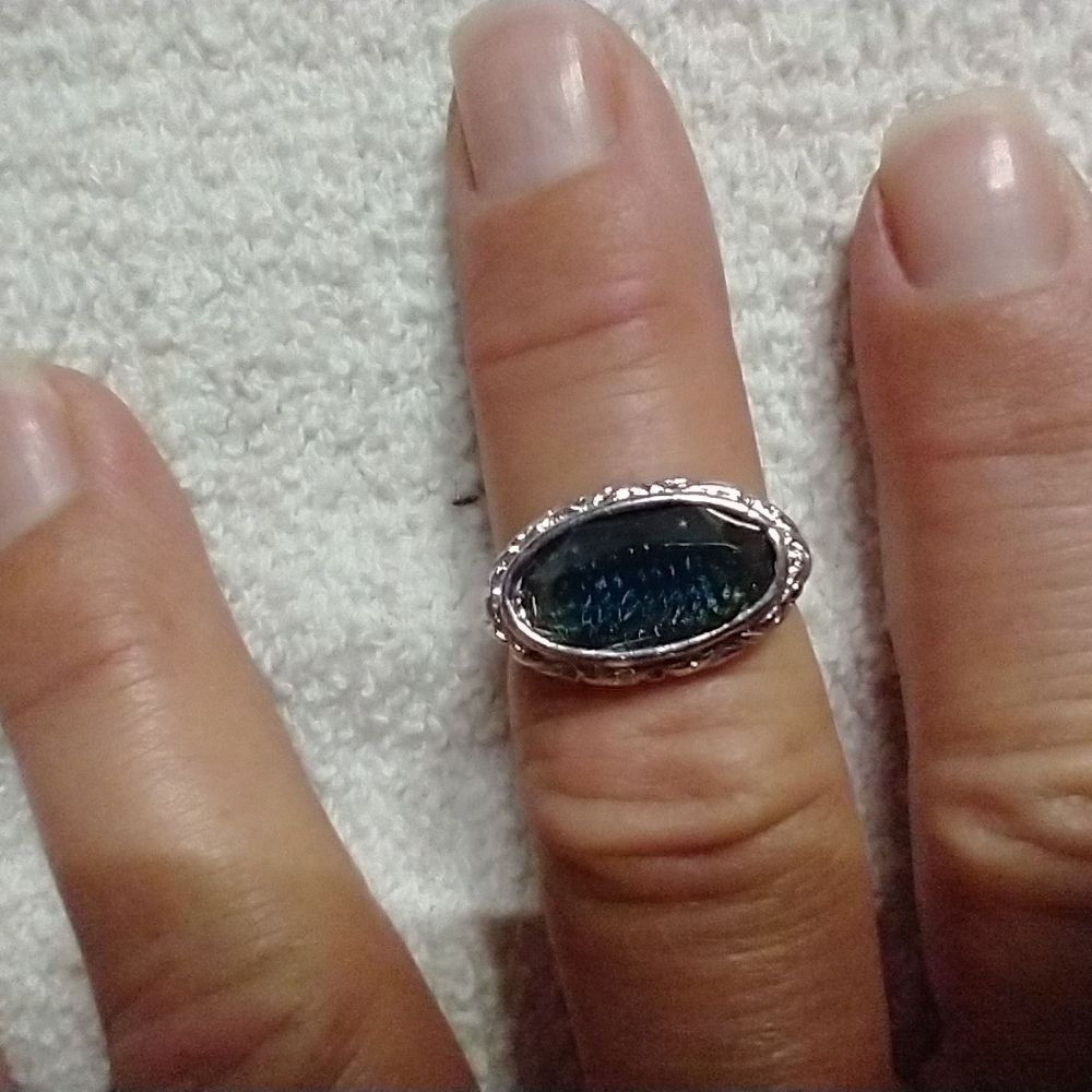 Silvertone decorative ring bluish green stone or glass size 7 3/4.
